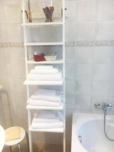 Biały wieszak na ręczniki w łazience obok umywalki w obiekcie B&B Villa Giglio w mieście Catanzaro +37 zdjęć