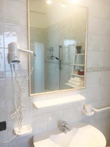 łazienka z umywalką i lustrem w obiekcie B&B Villa Giglio w mieście Catanzaro