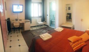 sypialnia z dużym łóżkiem z dwoma ręcznikami w obiekcie B&B Villa Giglio w mieście Catanzaro