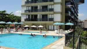 una piscina frente a un edificio con gente dentro en Magnífica vista para o mar, en Río de Janeiro