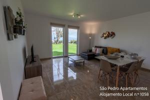 Posezení v ubytování São Pedro Apartamentos