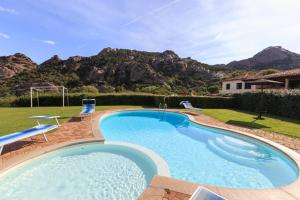 Galeriebild der Unterkunft Villa Iris with Pool in Baja Sardinia