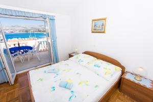 Schlafzimmer mit einem Bett und Meerblick in der Unterkunft Villa Snježana in Trogir