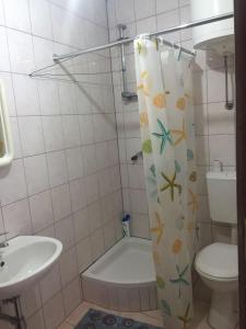 Kúpeľňa v ubytovaní Crveno Zlato + 37 fotografií