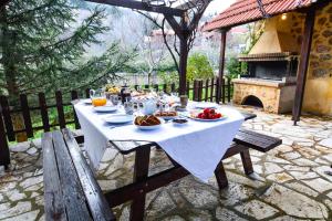 einen Tisch mit Speisen und Getränken darüber in der Unterkunft Εν Αρχή - En Arhi in Ano Trikala