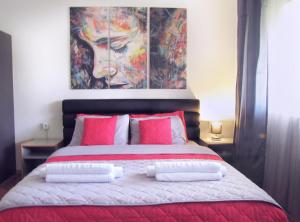 Schlafzimmer mit einem Bett mit Wandgemälde in der Unterkunft The House Apartments & Guest Rooms in Ohrid