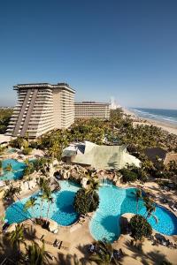 uma vista aérea de um resort com piscina e praia em Princess Mundo Imperial Riviera Diamante Acapulco em Acapulco