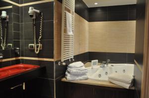 Koupelna v ubytování Grand Hotel Olimpo + 37 fotografií