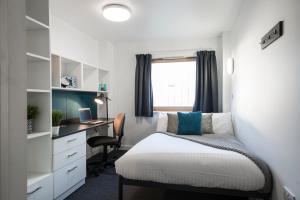 Postel nebo postele na pokoji v ubytování For Students Only Fitzroy Court in Luton + 5 fotografií