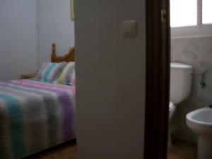 GraenaにあるPension Mariのベッドルーム1室(ベッド1台、トイレ、窓付)