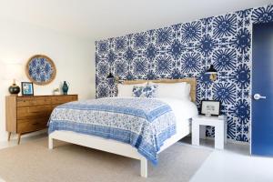 a bedroom with a blue and white patterned wall at Holiday House Palm Springs in Palm Springs