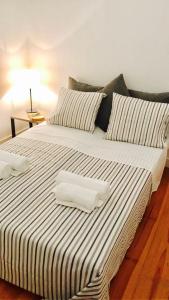 リスボンにあるBest apartment in Baixa-Chiadoの大型ベッド(白い枕2つ付)