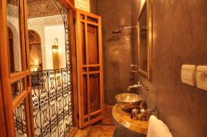 baño con lavabo y espejo en Riad Layla, en Fez