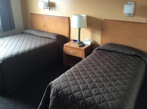 Postel nebo postele na pokoji v ubytování Shelikof Lodge