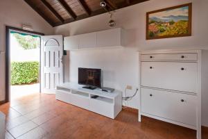 a living room with a tv and a white cabinet at Casitas Rurales Huerto Conejo in Tazacorte