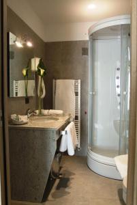 ein Bad mit einem Waschbecken und einer Dusche in der Unterkunft Hotel San Lorenzo Chiavenna in Chiavenna