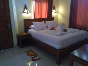 ein Schlafzimmer mit einem Bett mit zwei Handtüchern darauf in der Unterkunft Yoga Homestay in Munduk