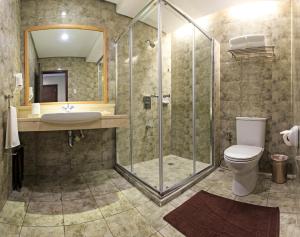 y baño con ducha, aseo y lavamanos. en Cebu Westown Lagoon - South Wing, en Cebú