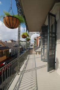Un balcón con una valla y dos cestas. en Inn on St. Peter, a French Quarter Guest Houses Property en Nueva Orleans