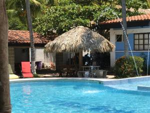 בריכת השחייה שנמצאת ב-Coco Blue Resort או באזור