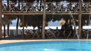 בריכת השחייה שנמצאת ב-Coco Blue Resort או באזור