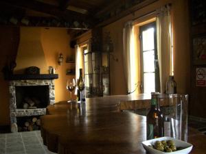 una gran mesa de madera en una habitación con chimenea en As Jarras, en Cedeira