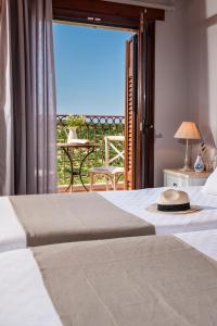 スタロスにあるMy Villa Dafniのベッドルーム1室(ベッド2台付)が備わります。バルコニーの景色を望めます。