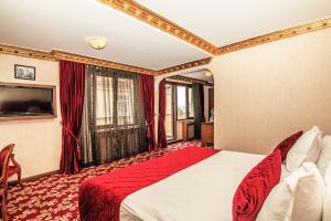 A bed or beds in a room at Antea Palace Hotel & Spa