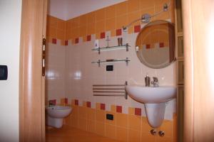 a bathroom with a sink and a mirror at Bed and Breakfast Centrostorico in Sarnico