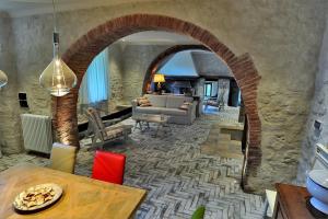 una sala de estar con un arco en un edificio en Agriturismo La Pieve, en Colle Val D'Elsa