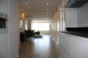 A kitchen or kitchenette at Cabo Mar Duplex