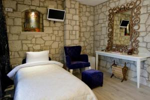 Een bed of bedden in een kamer bij Lodos Butik Hotel