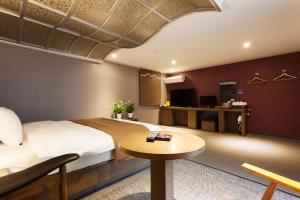 ソウルにあるホテル リーダーズのベッドとテーブルが備わるホテルルームです。