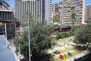 Blick auf einen Park in einer Stadt mit hohen Gebäuden in der Unterkunft Ocean 3 - Fincas Arena in Benidorm