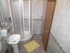 Bathroom sa Naša Tvrđava Guest Accommodation