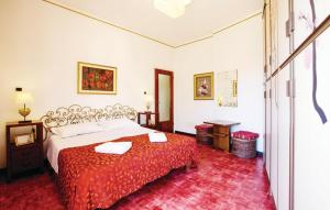 - une chambre avec un grand lit et un tapis rouge dans l'établissement Santa Ola, à Levanto