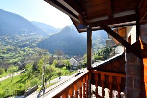 balcón con vistas a la montaña en Hotel Bujaruelo, en Torla