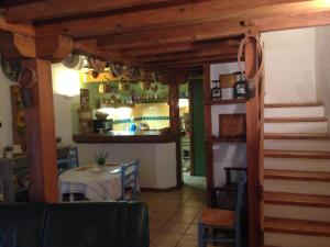 cocina y comedor con mesa y barra en La Grange, en Durban-Corbières