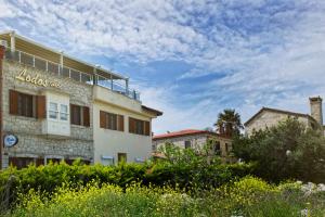 um edifício com uma varanda em cima em Lodos Butik Hotel em Alacati