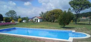 una piscina en el patio de una casa en Casa do Souto, en Aldreu