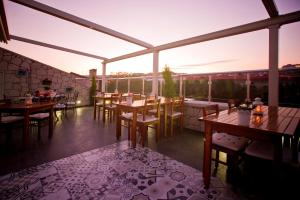 een restaurant met tafels en stoelen op een patio bij Lodos Butik Hotel in Alacati