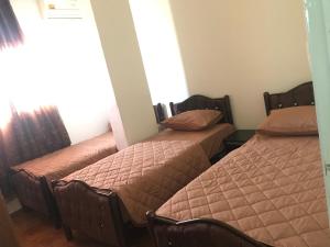 um quarto com três camas num quarto em Sami Hostel em Jericó