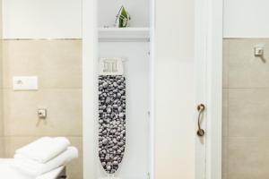 - Baño con puerta de ducha y toallas en Botànic Apartaments, en Valencia