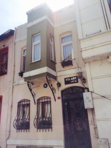 un edificio con balcones en un lateral en Volare Apart Hotels, en Estambul