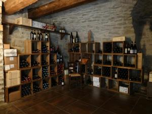 ein Zimmer mit vielen Flaschen Wein in der Unterkunft Agriturismo La Costa in Torre Bormida