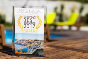 Um certificado, prêmio, placa ou outro documento exibido em Liiiving in Porto | Oporto Garden Pool House