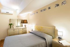 een kleine slaapkamer met een bed en een dressoir bij Locazioni Turistiche - Tourist Accomodations - via Schizzaloca 20 - già Residenze Villa Lante in Viterbo