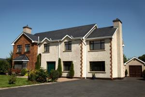 una gran casa blanca con techo negro en Doogarry House B&B en Castlebar