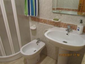 ein Badezimmer mit Waschbecken und Toilette in der Unterkunft los locos San Pascual in Torrevieja + 23 Fotos