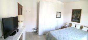MozzoにあるCasa Dorotinaのベッドルーム(ベッド1台、薄型テレビ付)